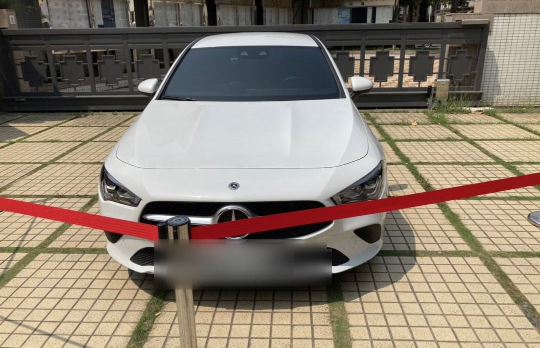 ▲圖說:警方查扣詐團洗錢水房犯嫌的賓士車 (圖/台中市政府提供)