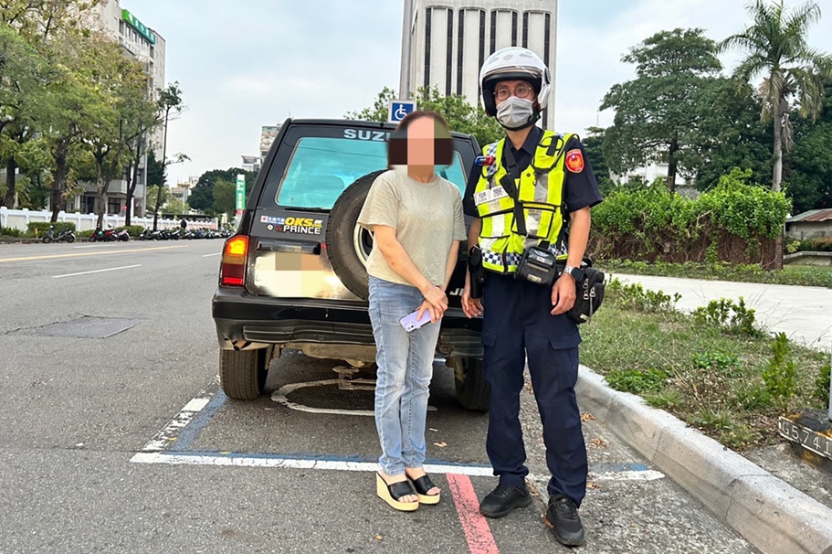 ▲圖說:熱心員警和民眾協助將拋錨車推至路旁停車格停放 (圖/台中市政府提供)