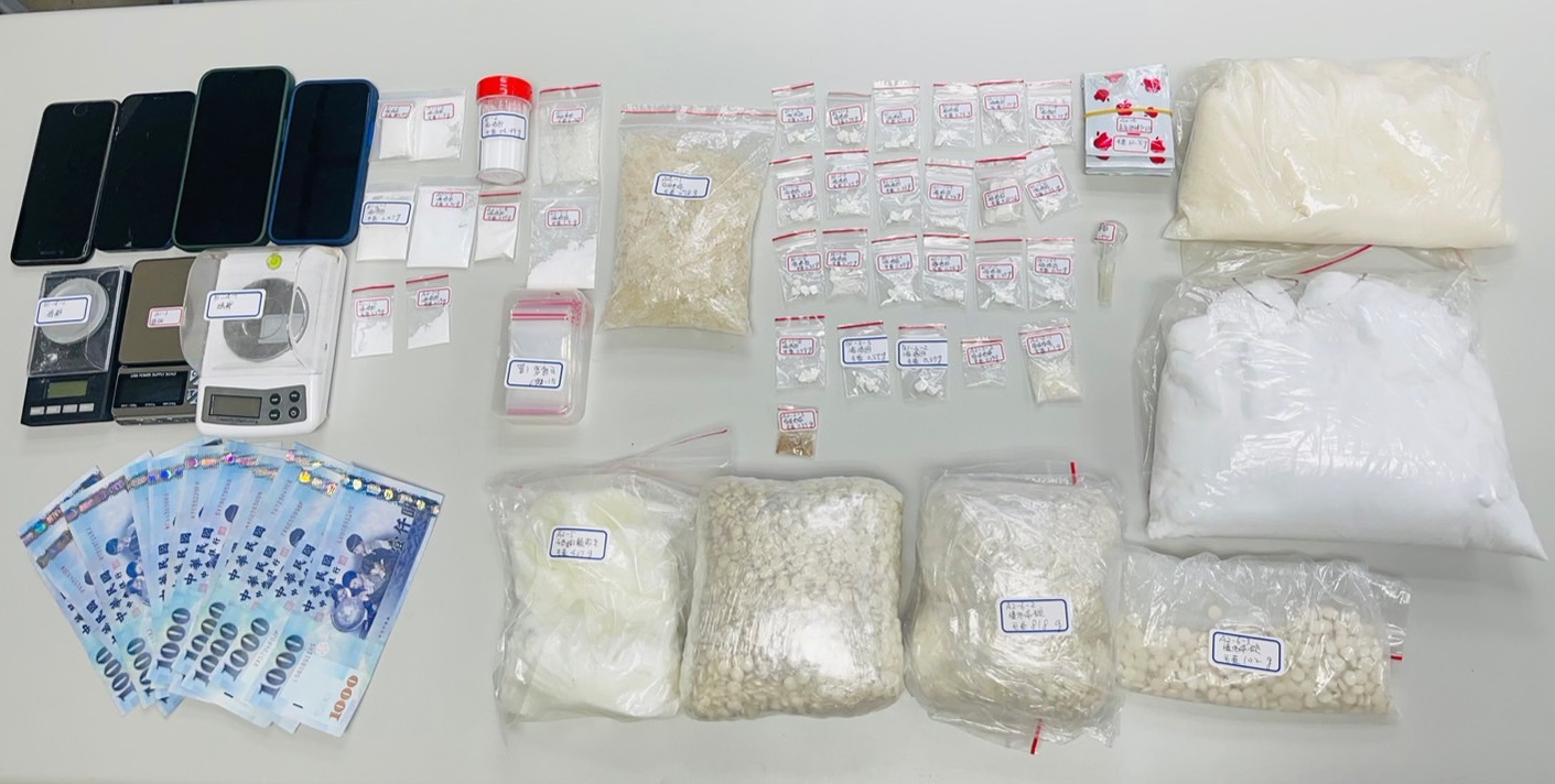 ▲圖說：警方在曾嫌住處查獲毒品咖啡包、海洛因、安非他命、愷他命、行動電話與現金等證物 （圖／台中市政府提供）