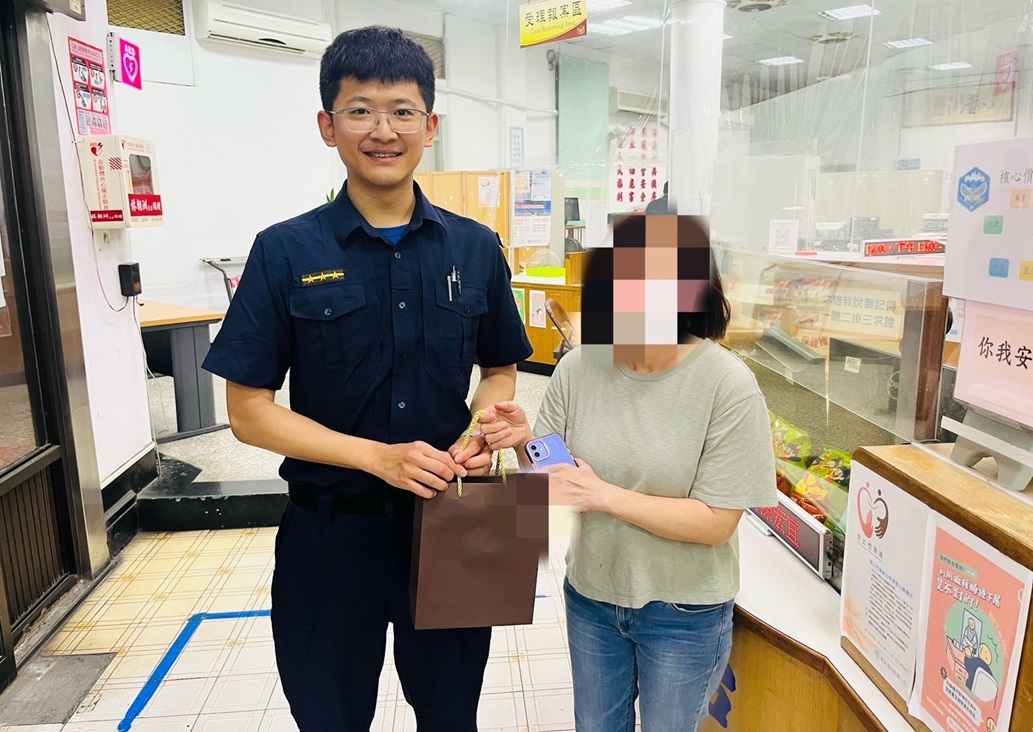 ▲圖說:蔡姓婦人為表示感激之意,還特別準備小禮盒感謝吳員伸出援手 (圖/台中市政府提供)