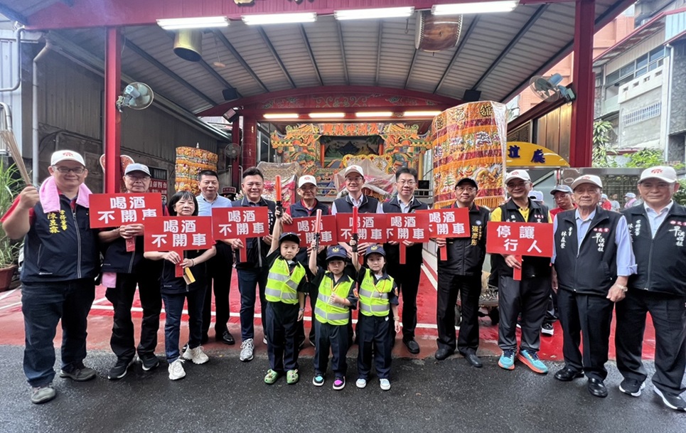 ▲圖說:警察交通安全宣導團於上公舘福德宮參與樂成宮旱溪媽祖遶境十八庄活動 (圖/台中市政府提供