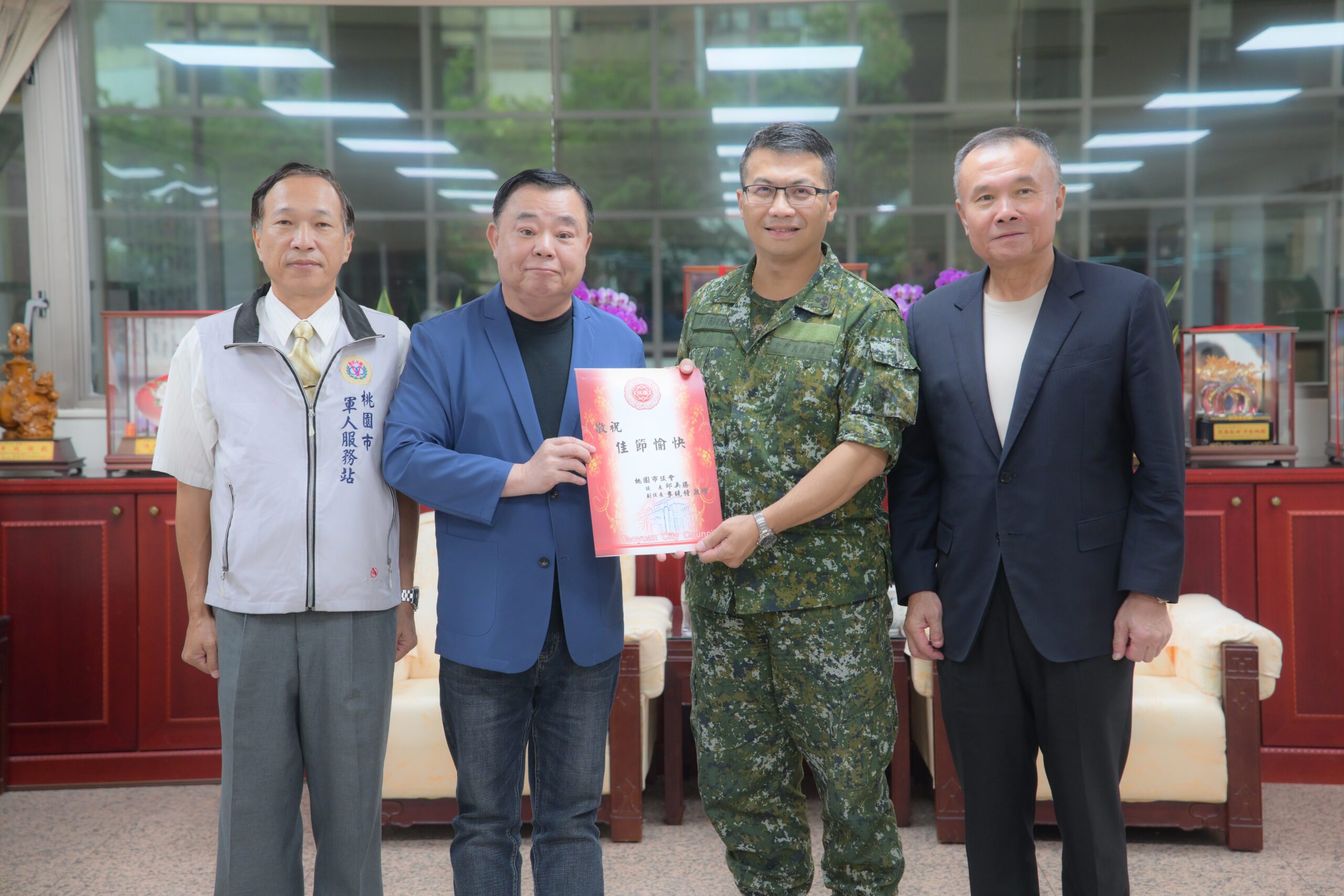 秋節勞軍!桃園議會慰勞駐軍9部隊 感謝官兵保家衛國辛勞 4 議長邱奕勝(左二)致贈部隊秋節慰問金,右一為副議長李曉鐘,左一為桃園市軍人服務站長房明德。(圖/桃園市議會提供)