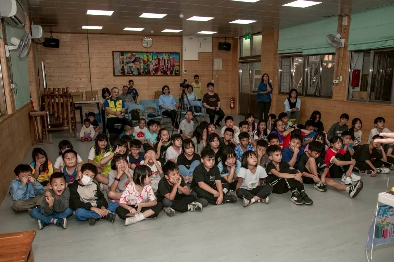 桃園偏鄉奎輝國小七合一反毒宣導 圓光基金會講師周畯豊案例宣教學童搶徵答 8 004 5