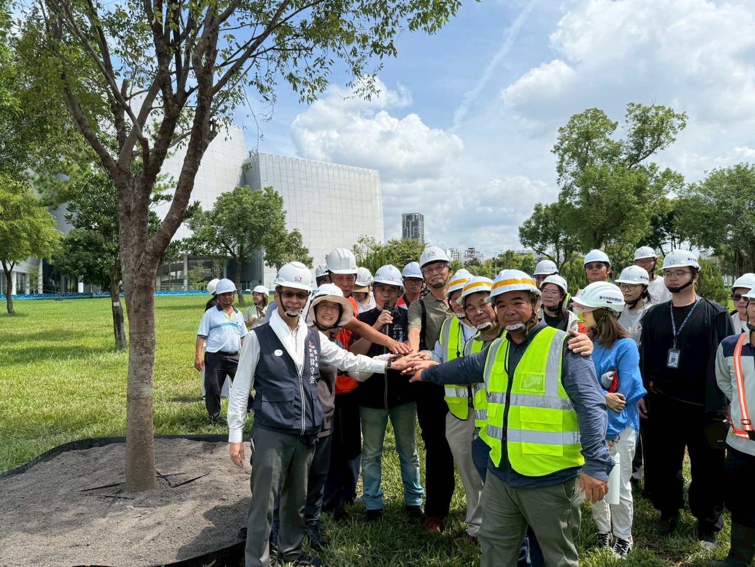 01 力挺創新精進 導入空氣盆 中央公園全樹型示範移種植 產官學齊聲支持 0