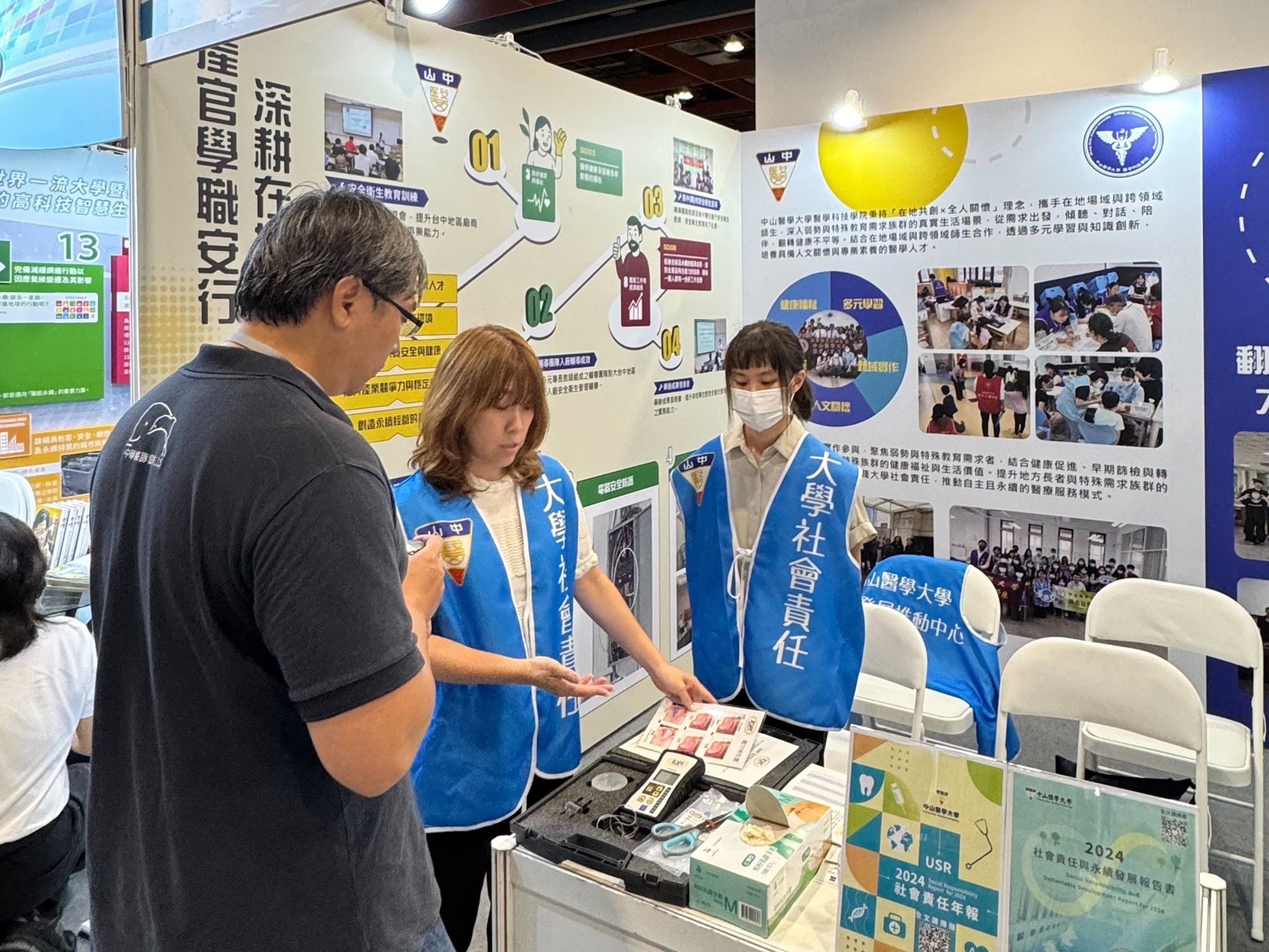 03 中山醫大語聽系主任池育君中在展場中向民眾解說舌頭功能跟吞嚥的關聯性