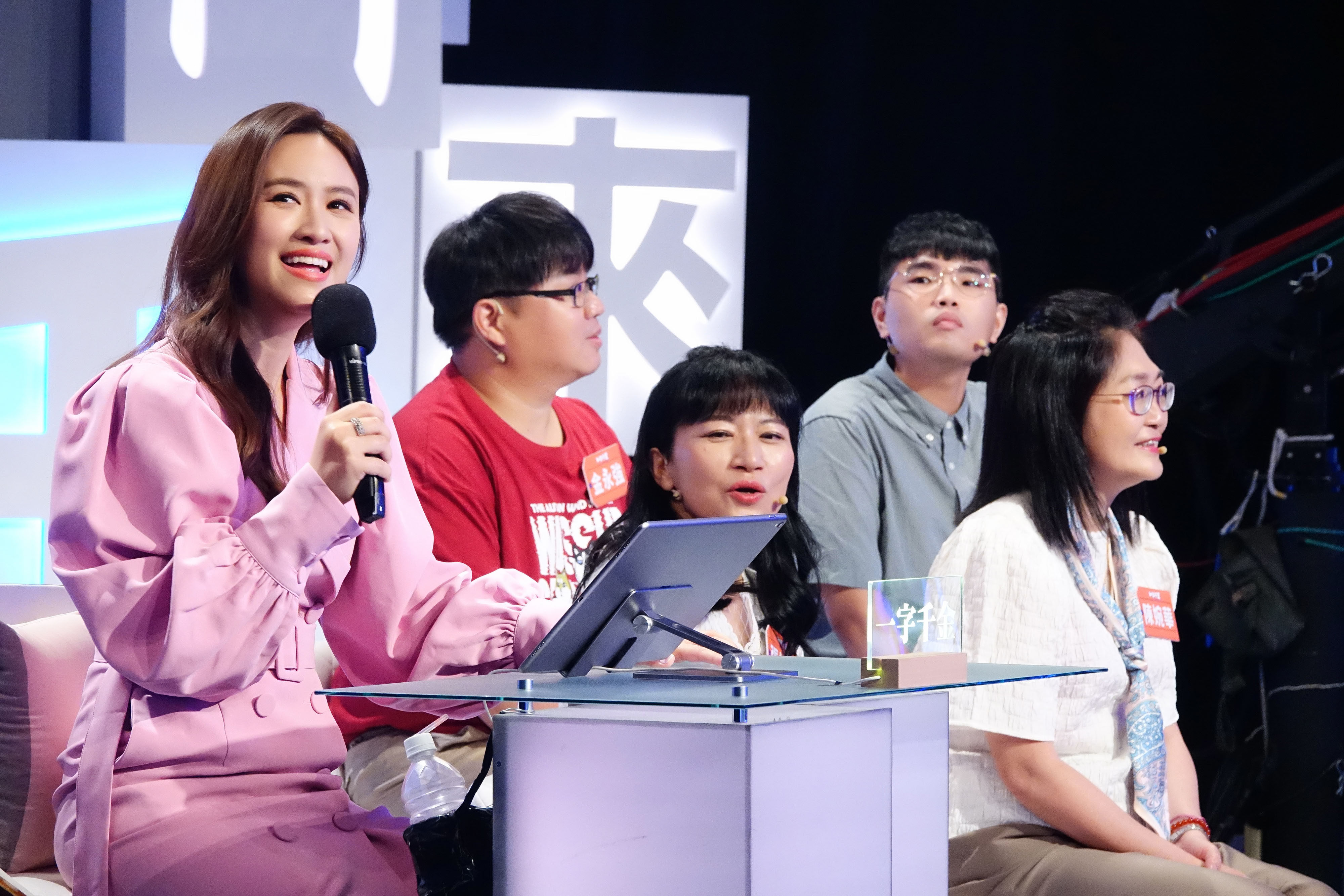 03 Sandy吳姍儒主持公視一字千金陪伴參賽者一起闖關完全推翻眾人對她中文能力只有國中詞語受限的的刻板印象 圖片提供公視