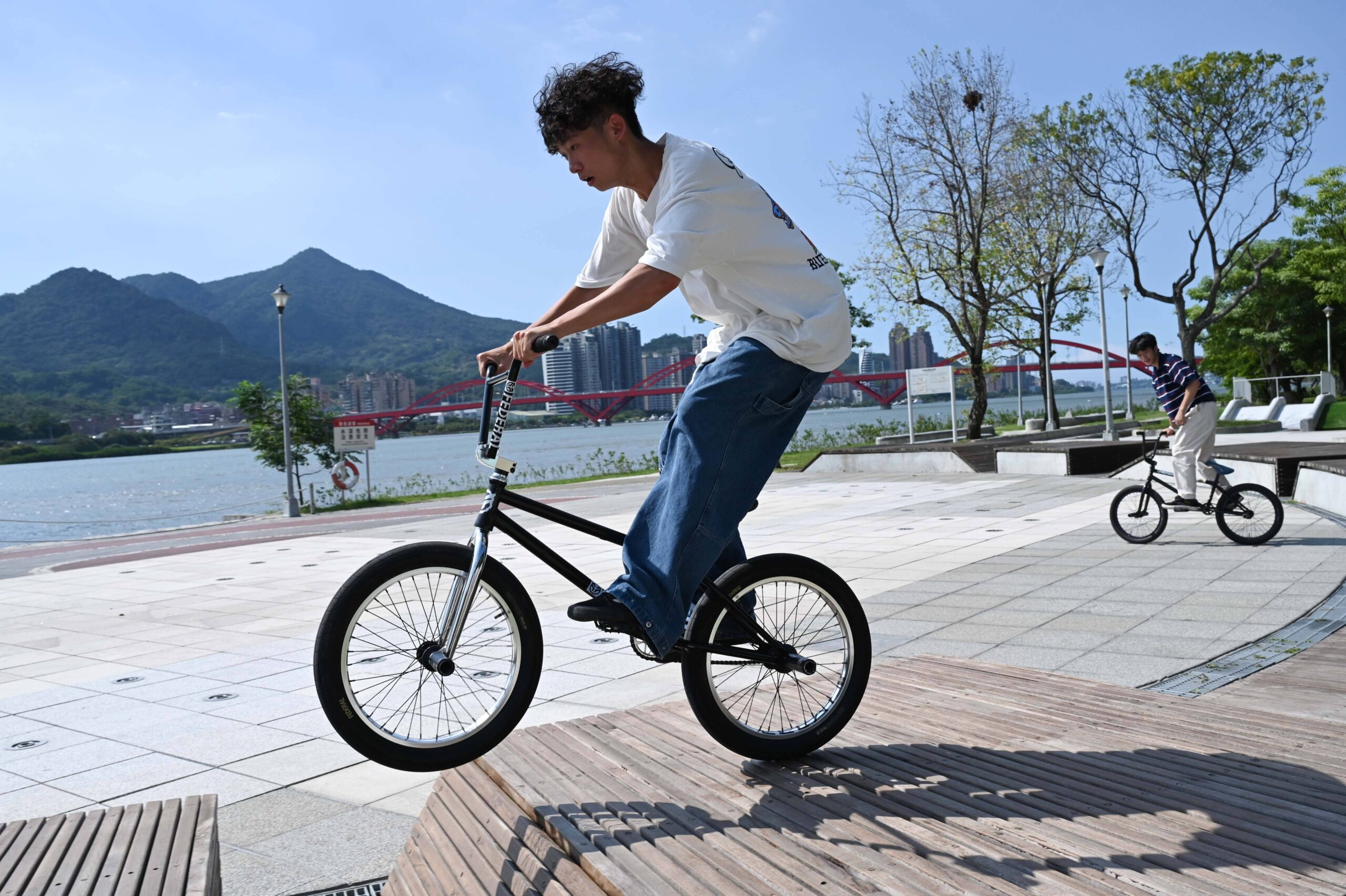 09特技單車的年輕玩家也來到關關聚揪 咖啡派對一顯身手展現活力 scaled 1