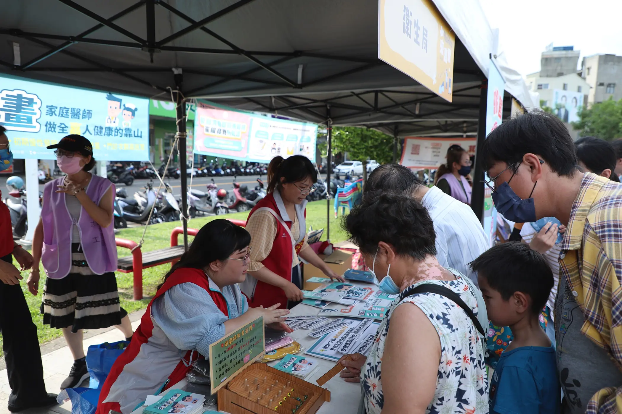 「Hakka 來嘉尞」成果展演熱鬧登場 嘉義市多元文化共融再創高峰 7 0 現場有許多宣導攤位 2 0