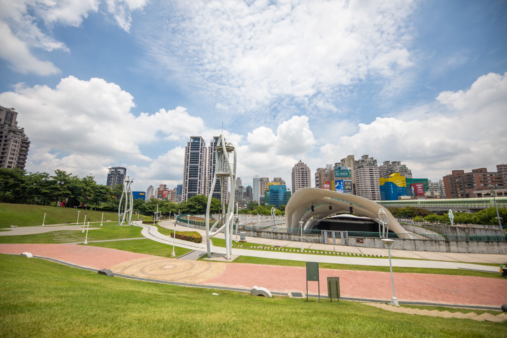 壯麗旗海飄揚! 中市府喜迎僑胞回台中共度國慶 11 10月9日文心森林公園喜迎國慶晚會