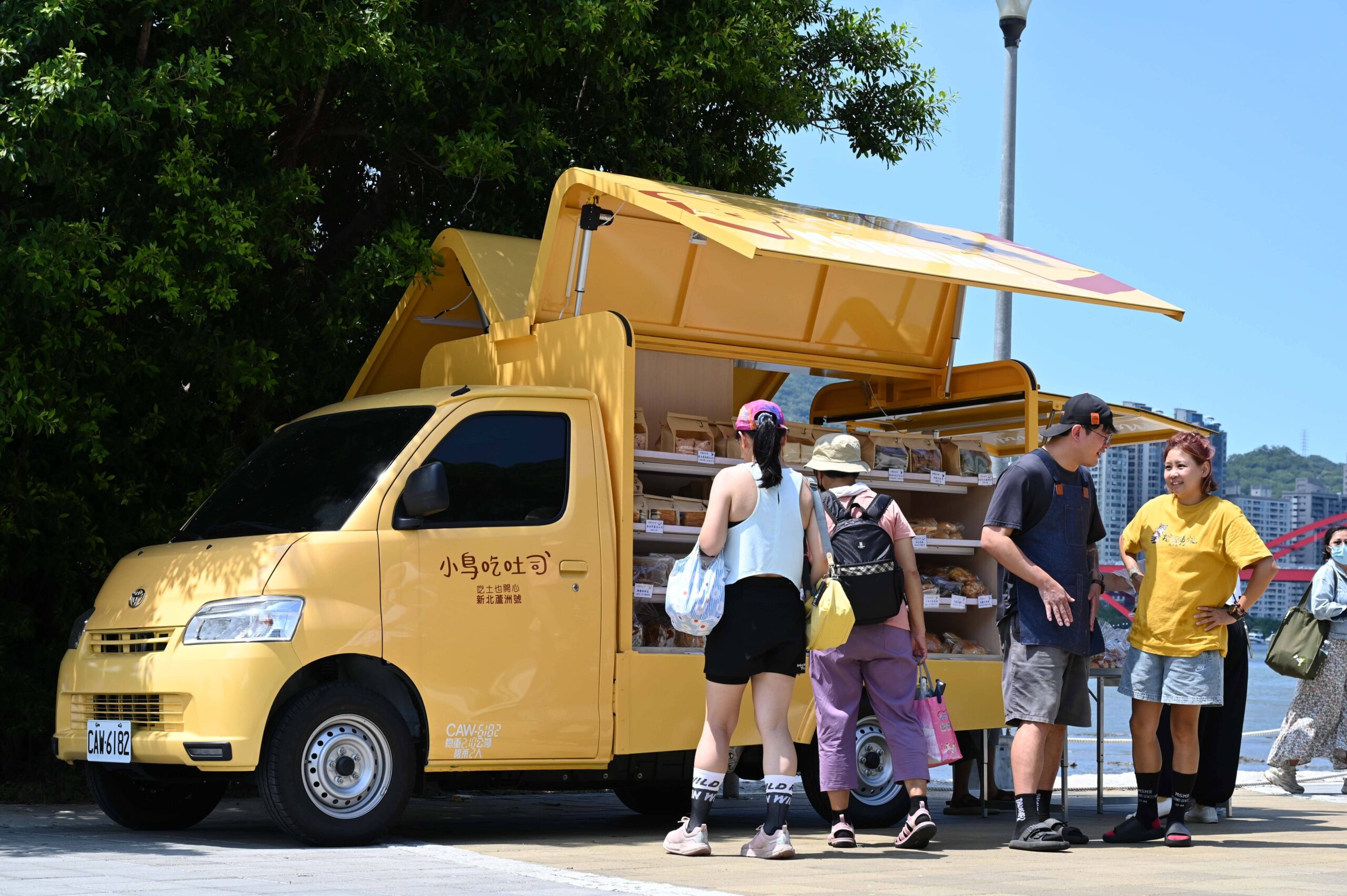 16小鳥吃吐司麵包車也開到咖啡派對現場提供跑趴族熱量補給 scaled 1