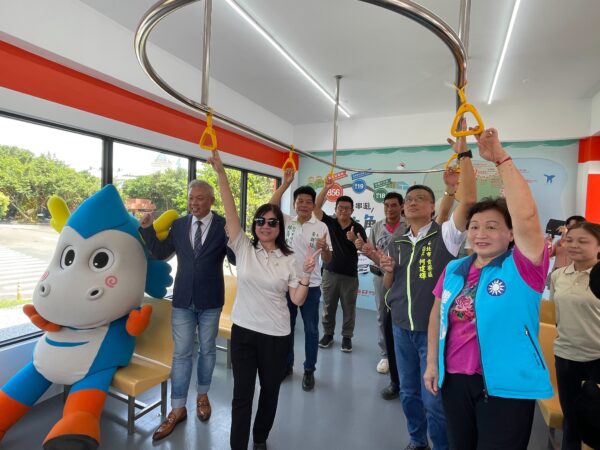 福隆特色候車亭全新啟用 打造低碳旅遊新亮點 5 ▲交通部觀光署東北角及宜蘭海岸國家風景區管理處於 9 月 9 日舉辦「福隆特色候車亭啟用典禮」,交通部觀光署代表、新北市政府、立法委員及地方產業貴賓齊聚福隆,共同見證全新候車亭亮相。(圖/本報攝)