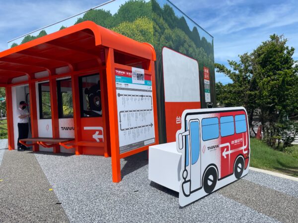 福隆特色候車亭全新啟用 打造低碳旅遊新亮點 7 ▲福隆特色候車亭以「Taiwan Orange」暖橘色設計,採通透立面與開放式結構,兼具辨識度與觀景功能,成為東北角低碳旅遊新亮點。(圖/本報攝)