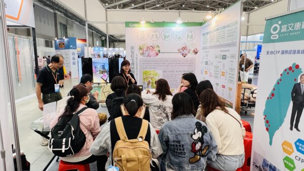 「參觀民眾駐足了解『合勤共生宅』樂齡創新方案，現場互動熱絡，展現社會高度關注。」圖/業者提供