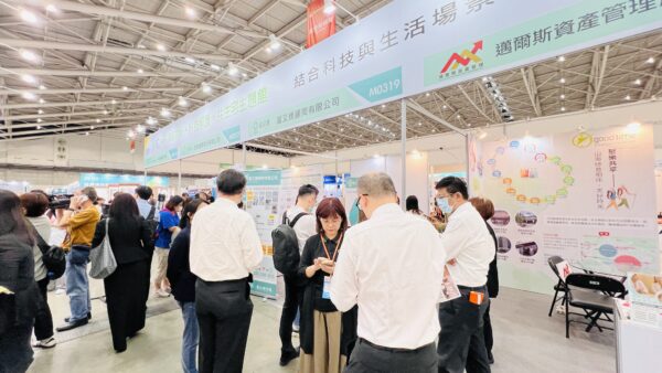 「大批民眾聚集在展館現場，深入了解『定居、移居、旅居』三大樂齡生活解決方案。」圖/業者提供