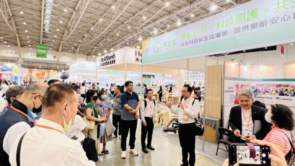 展館內合勤健康攤位人潮不斷，吸引民眾熱情參觀與體驗銀齡居住新方案。圖/業者提供