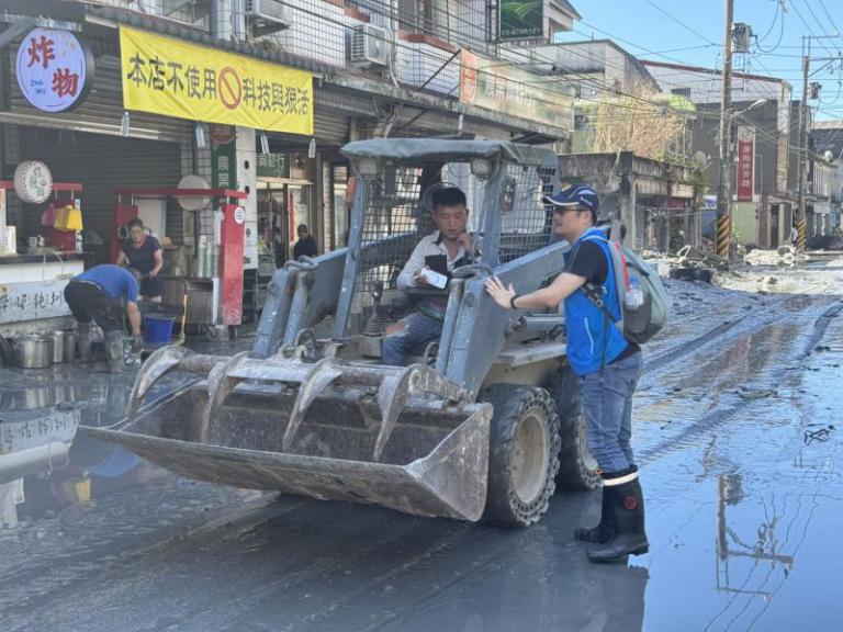 竹縣府20輛機具馳援花蓮 協助清理30噸淤泥及廢棄物 4 20250927172130 98628e50