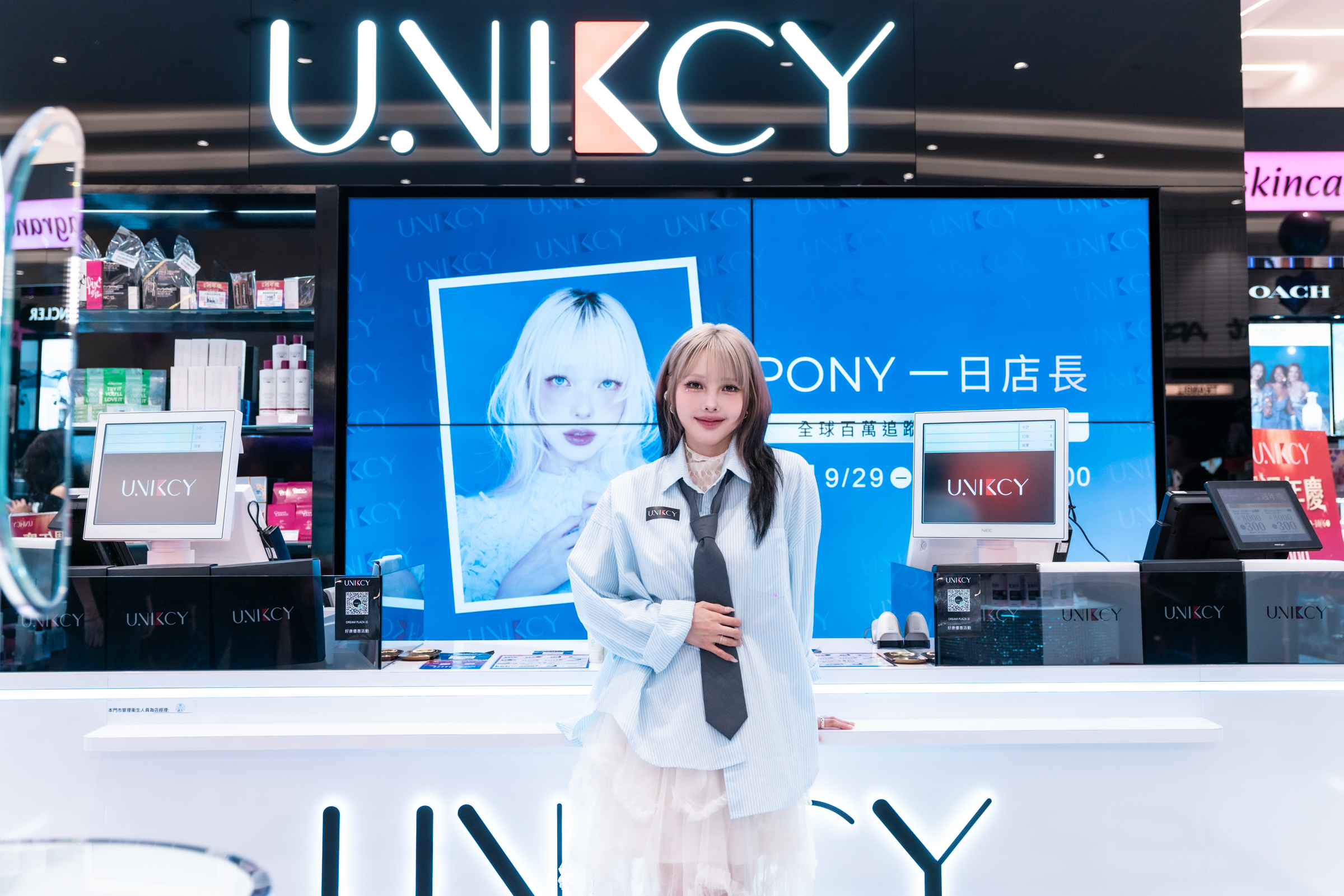 韓國彩妝美女 PONY 現身 UNIKCY DREAM PLAZA 門市擔任一日店長 12 2J7A3083