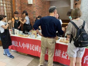 非典型就業再跨一步 自權會自閉症青年在劍潭活動中心與民眾咖啡交心 6 921%E5%92%96%E5%95%A1%E5%8A%8D%E6%BD%AD1