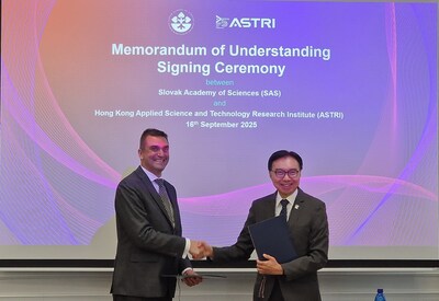 應科院董事局主席李惠光工程師（右）與斯洛伐克科學院院長Martin Venhart博士（左）簽署合作備忘錄，促進創新科技研究合作。