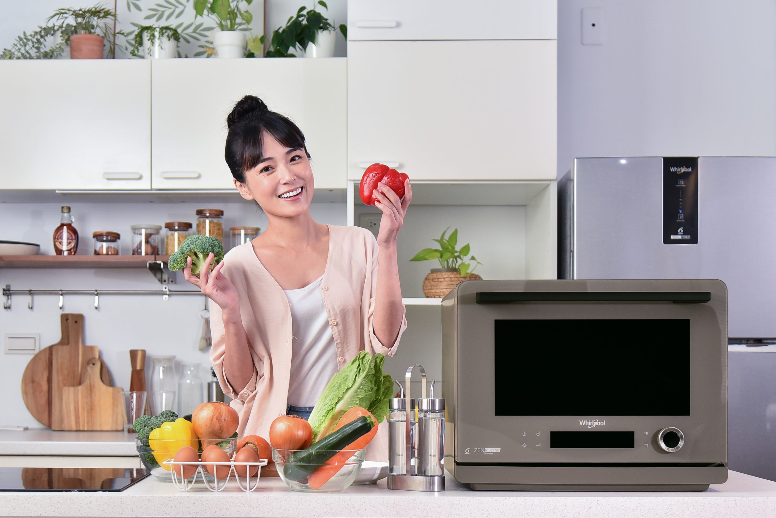 Coloris 8 合 1 變頻氣炸蒸烤微波爐內建 25 種專業烹調模式與 21 道自動化菜單搭配直覺化觸控面板讓料理小白也能輕鬆完成大廚級佳餚圖台灣惠而浦提供 scaled 1