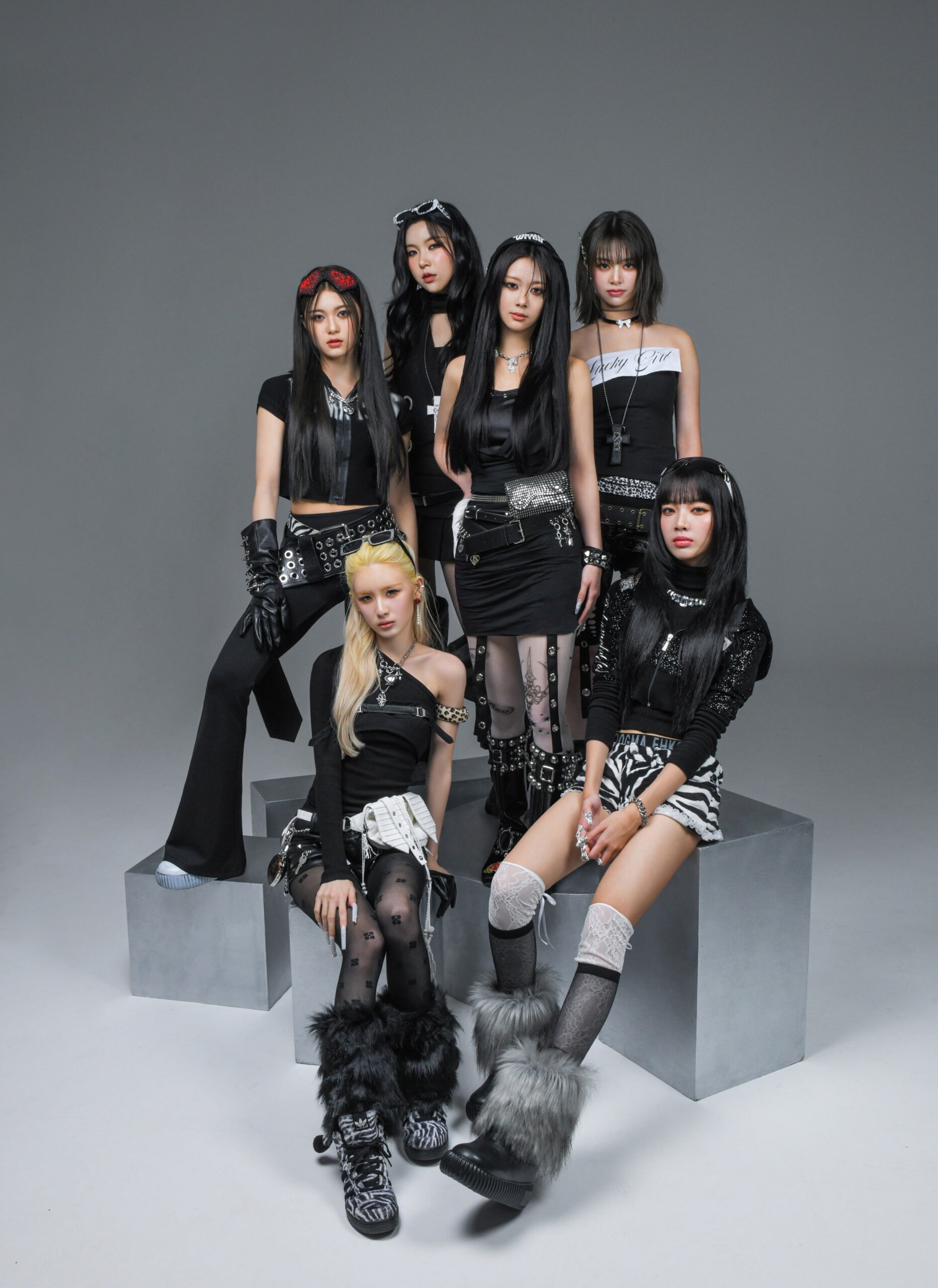 GENBLUE幻藍小熊拍攝新歌BADASS宣傳照上排左起許媛媛AYEONXXINNICO下排左起LILI毓采甄 scaled 1