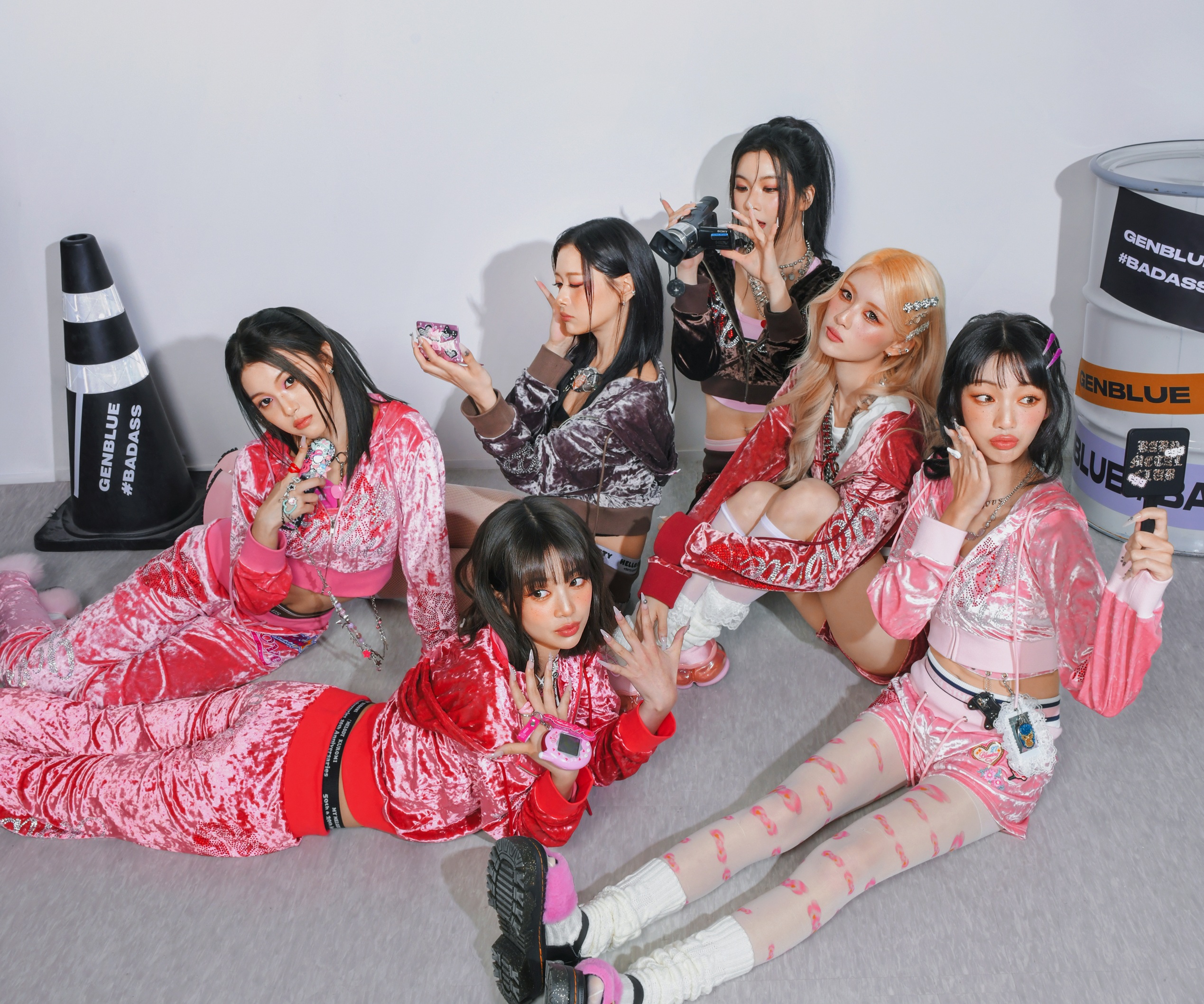 GENBLUE幻藍小熊拍攝新歌BADASS宣傳照左起許媛媛NICOXXINAYEONLILI毓采甄