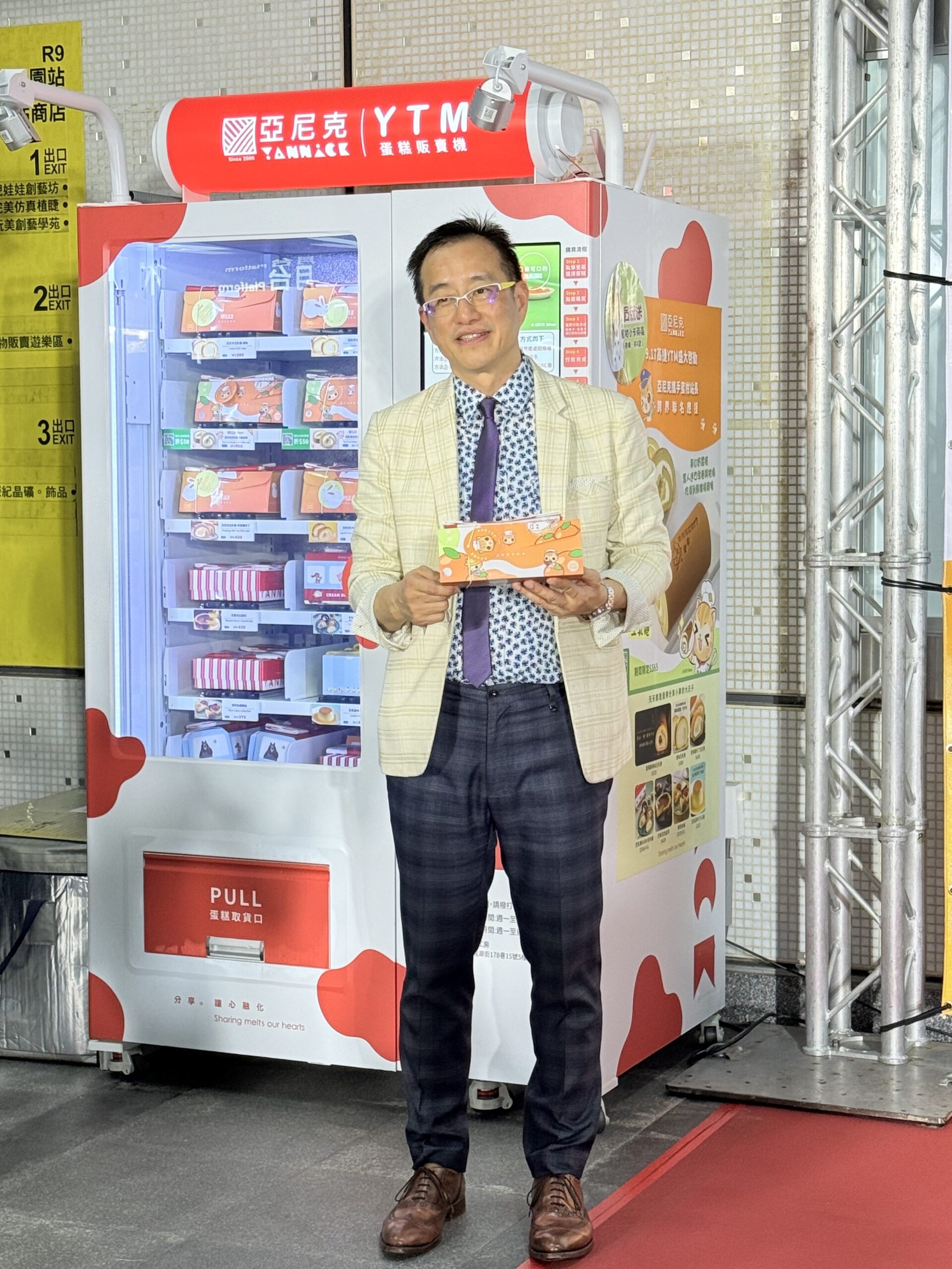 尼克 YTM 高雄捷運「10站」盛大啟動「烘焙奇”機”」 超前佈局搶南台灣軌道商機 聯手超人氣高捷「蜜柑站長」開賣生乳捲  11 IMG 5498 rotated 1