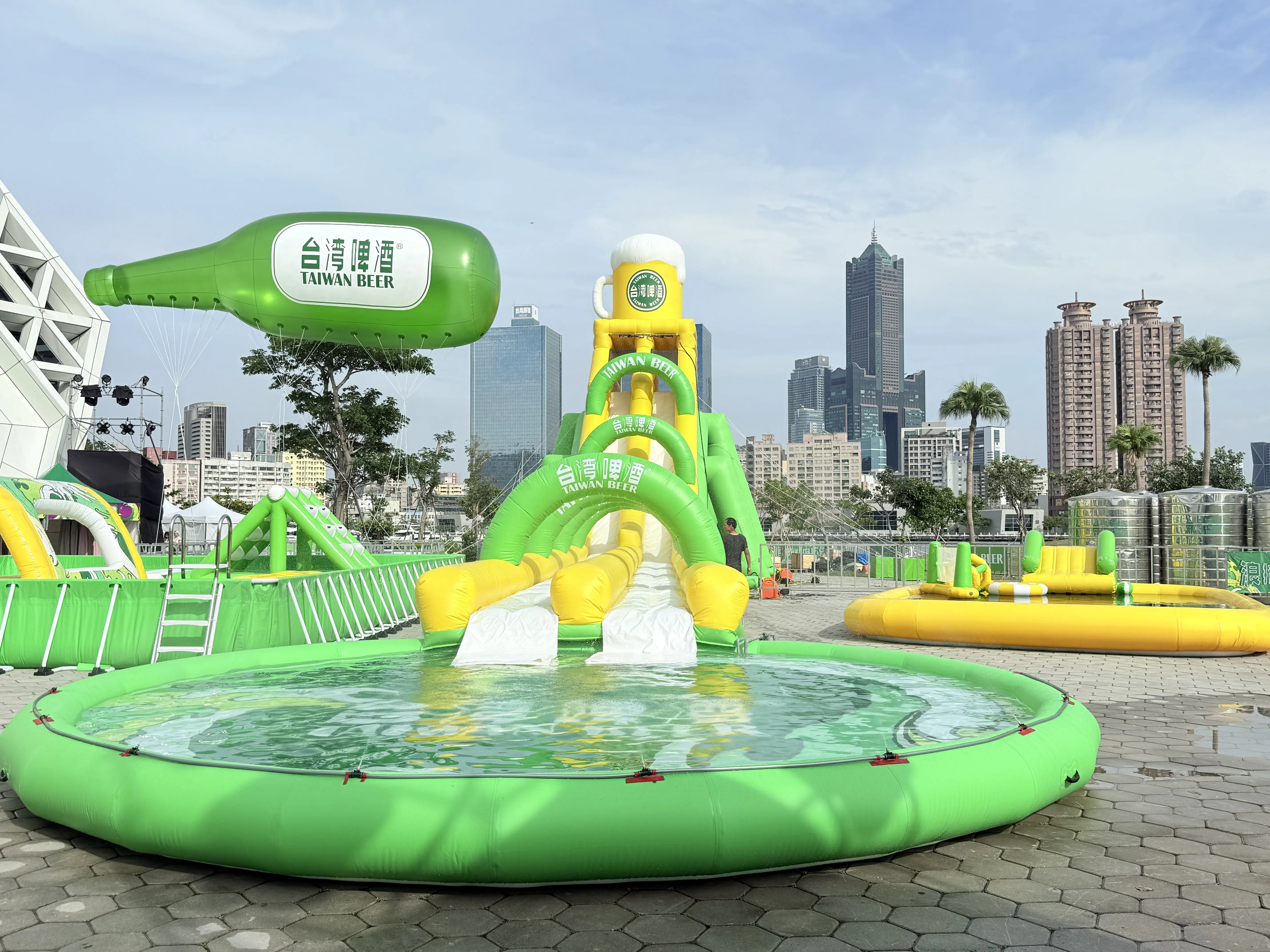 40公尺巨型滑水道降臨高雄 台啤打造南台灣最潮水派對 「李珠珢X金牌台灣啤酒主題罐」首發 限定販售 6 IMG 5853