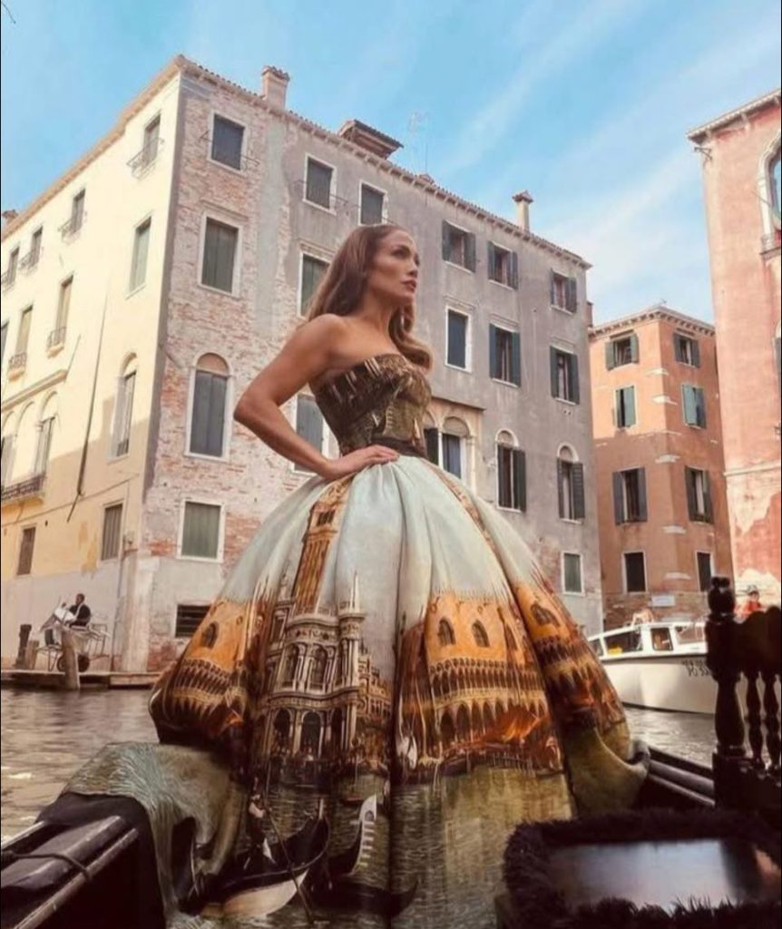 Jennifer Lopez Wore Dolce Gabbana Alta Moda For A Gondala Ride 00002 862x1024 1