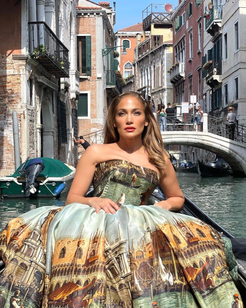 Jennifer Lopez Wore Dolce Gabbana Alta Moda For A Gondala Ride 00005 819x1024 1