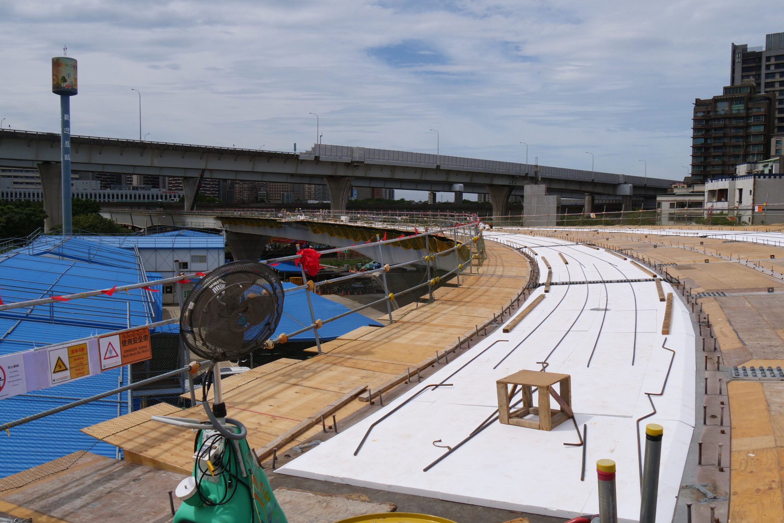 視察林口交流道南出北入匝道改善工程 侯友宜:盼提前完工提升道路服務水準 13 P1299101