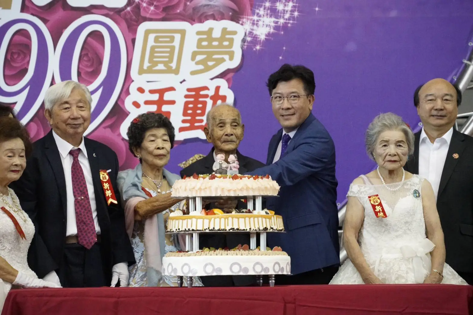 百對鑽石婚佳偶披白紗走紅毯 統一基金會為阿嬤一圓世紀婚紗夢 9 S 35192965