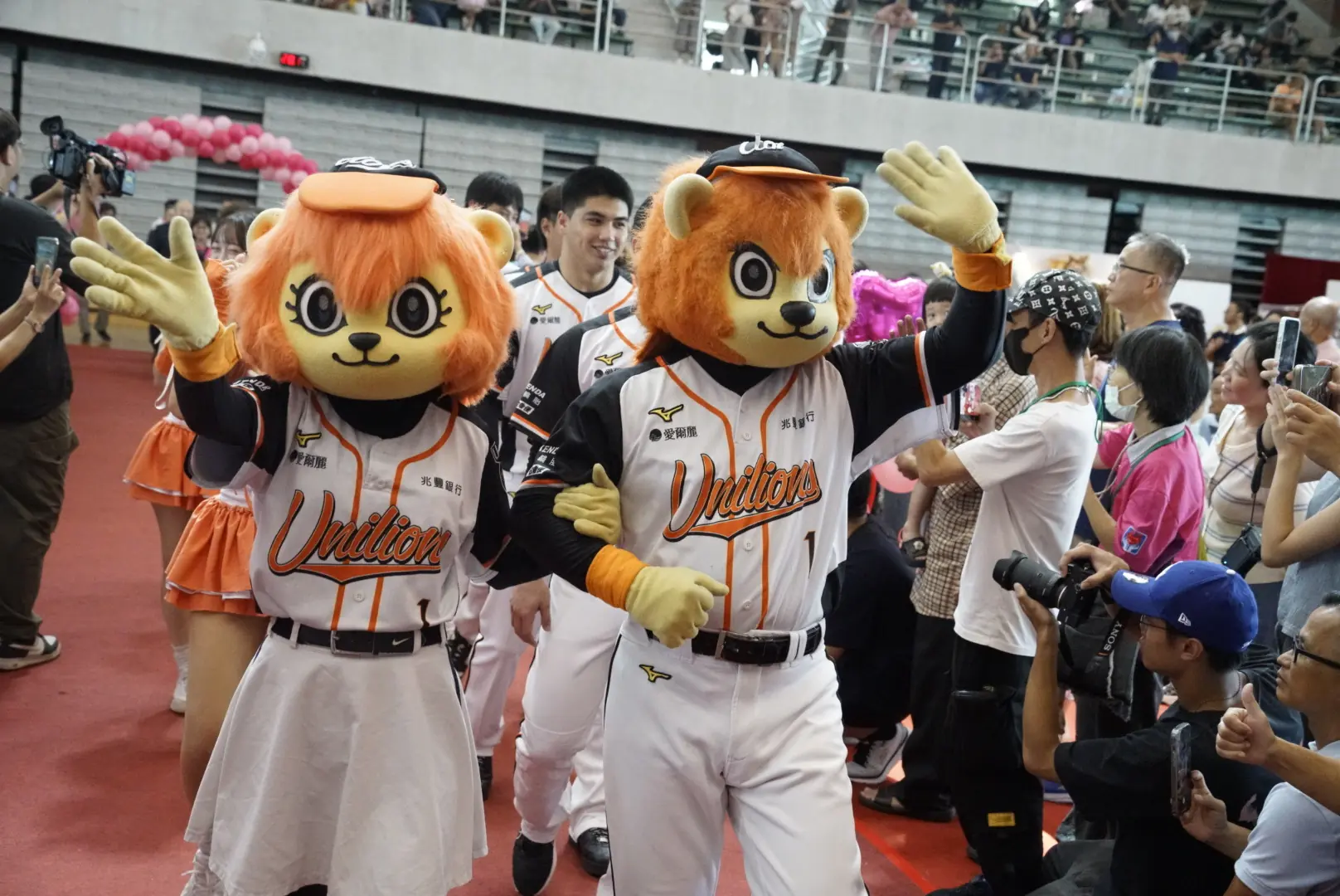 百對鑽石婚佳偶披白紗走紅毯 統一基金會為阿嬤一圓世紀婚紗夢 8 S 35192969 0