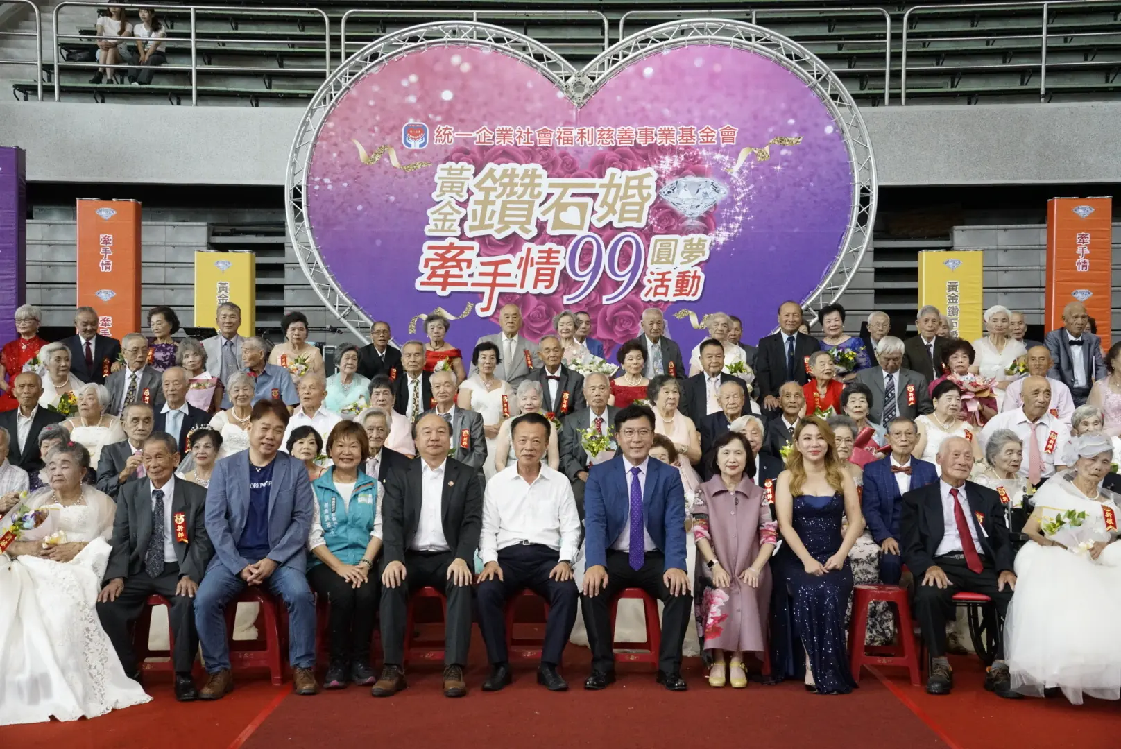 百對鑽石婚佳偶披白紗走紅毯 統一基金會為阿嬤一圓世紀婚紗夢 10 S 35192974