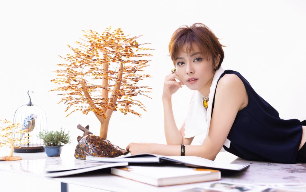 「琥珀女王小劉姐」傳授王瞳做生意訣竅:財神最怕髒 2 %E4%B8%8B%E5%8D%883.07 2025 9 30%E7%9A%84%E5%BD%B1%E5%83%8F 1