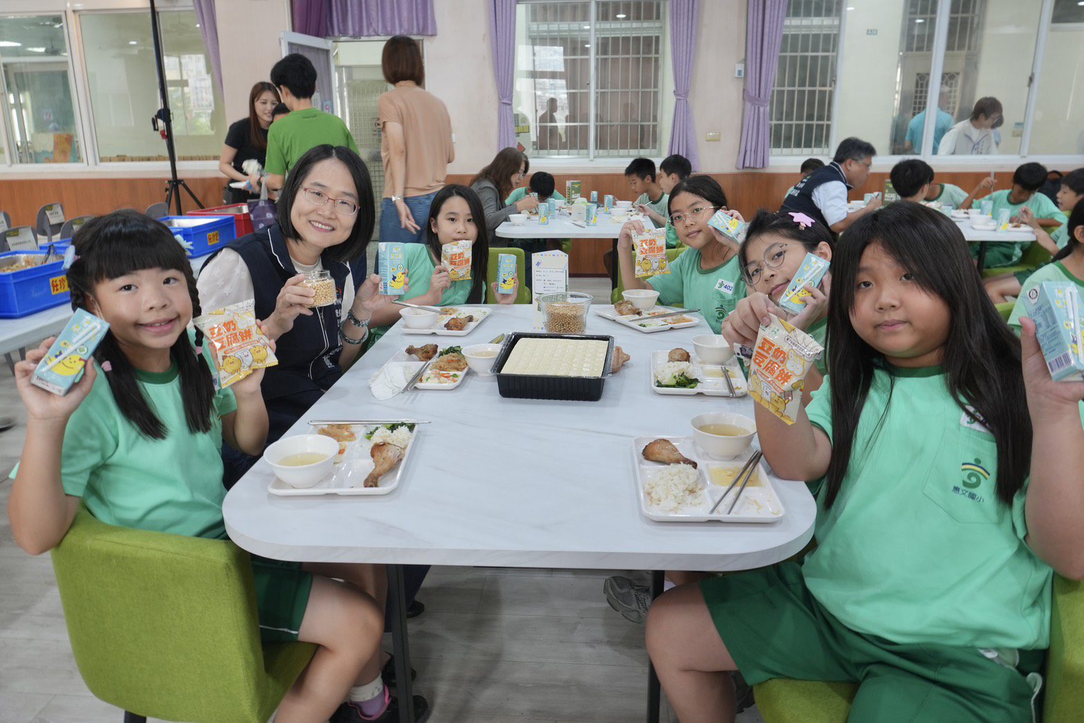 來賓與惠文國小學童一同用餐及推薦產銷履歷大豆產品 0