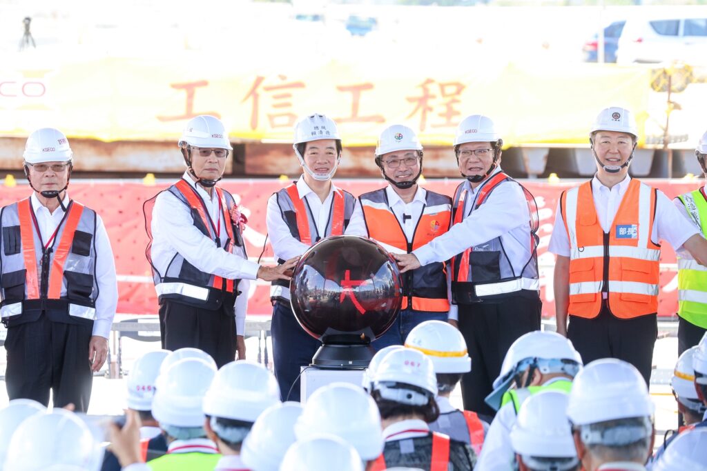 淡江大橋今舉行合龍儀式 侯友宜:提升北海岸交通效能也是臺灣國際級新地標 3 %E4%BE%AF%E5%8F%8B%E5%AE%9C%E5%87%BA%E5%B8%AD%E3%80%8C%E6%B7%A1%E6%B1%9F%E5%A4%A7%E6%A9%8B%E3%80%8D%E5%90%88%E9%BE%8D%E5%85%B8%E7%A6%AE