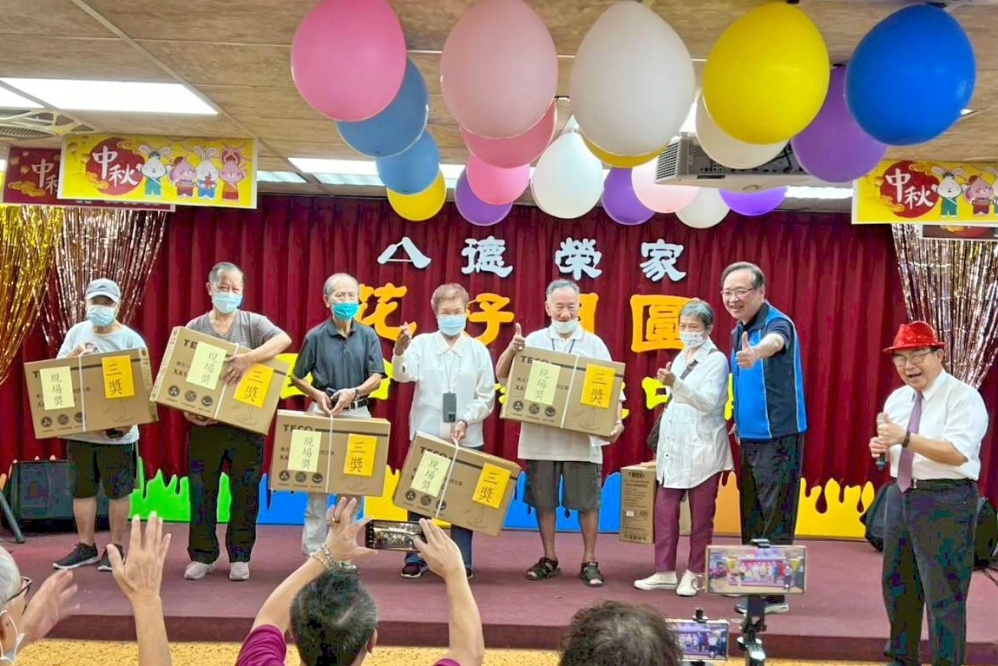 - 報新聞 Mega News 八德榮家主任酆世俊後排右1致贈現場獎 獲獎住民樂開懷 Fotor