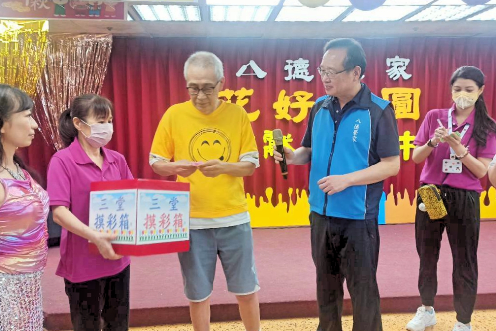 - 報新聞 Mega News 八德榮家邀請住民代表左3抽出頭獎 現場氛圍熱絡非凡 Fotor