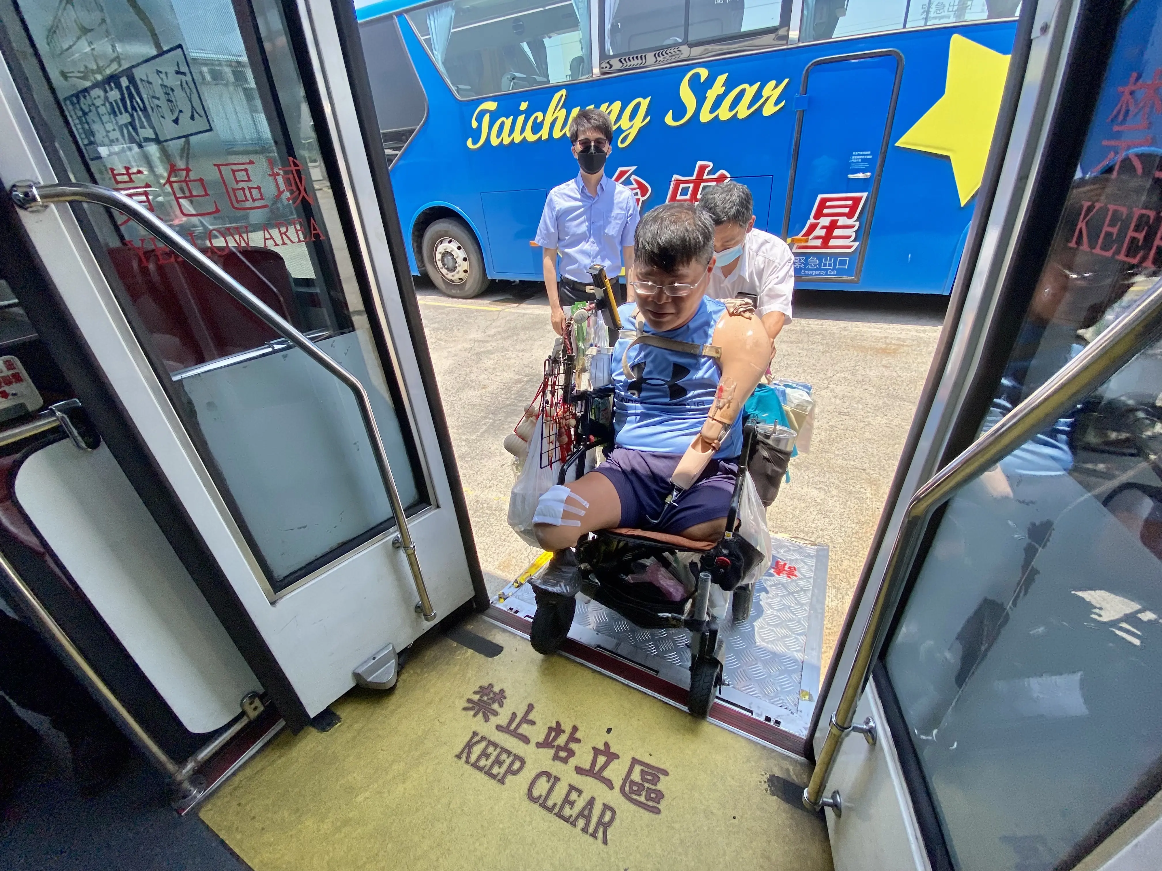 公車司機協助口足畫家許世皇上車 0