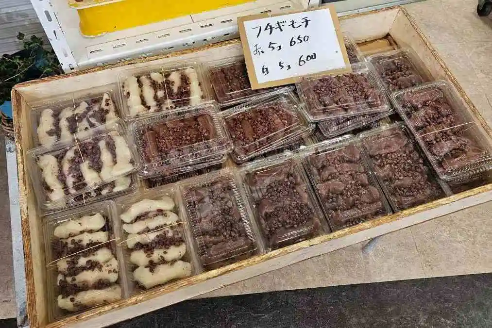 彭大家族癮食篇2》中秋節不只月餅團圓,沖繩月亮系景點揭開祕密浪漫 2 取代月餅的麻糬團子整齊陳列展現沖繩獨特中秋節風俗