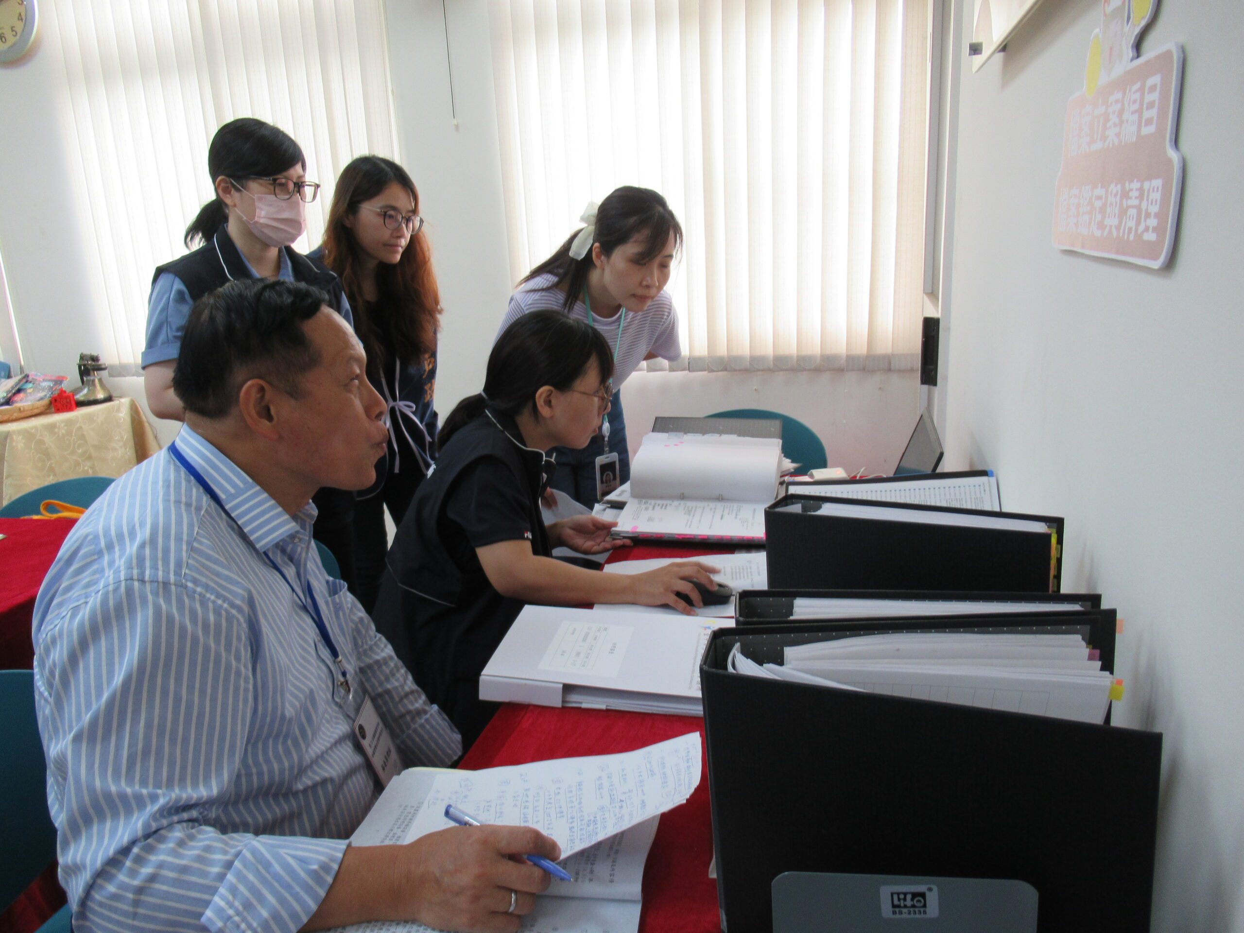 台中市沙鹿區戶政事務所接受國家發展委員會檔案管理局評獎