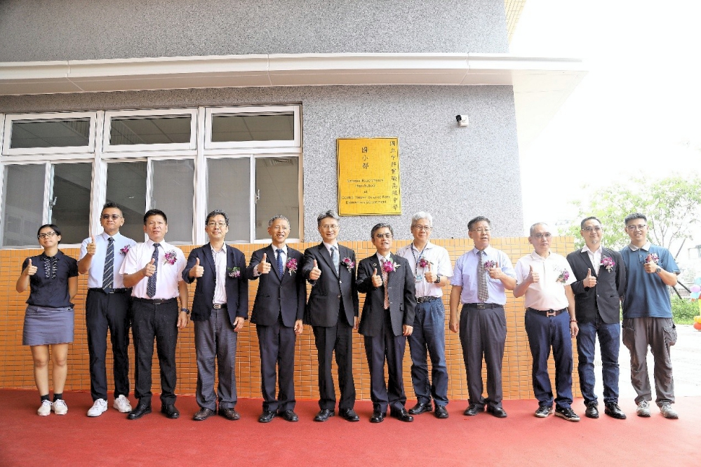 國科會蘇副主委左六中科管理局許局長右六及中科實中秦校長左五等參與中科實中國小部幼兒園及雙語部新建校舍啟用暨揭牌典禮揭牌 Fotor