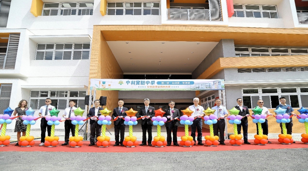 國科會蘇副主委左六中科管理局許局長右六及中科實中秦校長左五等與會貴賓共同剪綵 Fotor