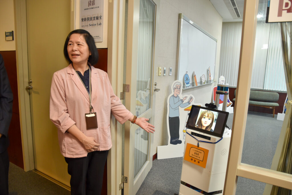 國臺圖攜手臺大數位人文研究中心 共同推動「高齡創新生活實驗室」 8 %E5%9C%8B%E8%87%BA%E5%9C%96%E6%9B%B9%E7%BF%A0%E8%8B%B1%E9%A4%A8%E9%95%B7%E7%82%BA%E4%BE%86%E8%B3%93%E4%BB%8B%E7%B4%B9%E6%A9%9F%E5%99%A8%E4%BA%BA%E3%80%8C%E5%A5%A7%E8%8E%89%E8%96%87%E3%80%8D