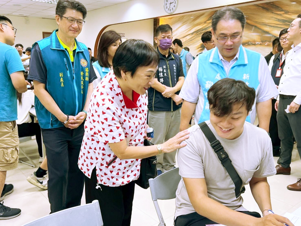 圖1輔導會就學就業處池玉蘭處長前排左1關心參加現場徵才的退除役官兵圖新竹榮服處提供 Fotor