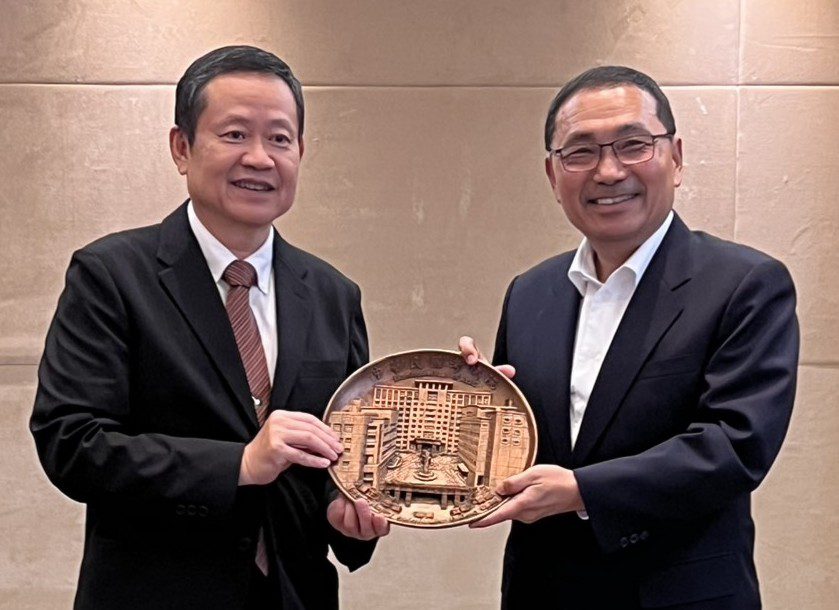 圖2 考試院副院長許舒翔左致贈紀念品予侯友宜市長右