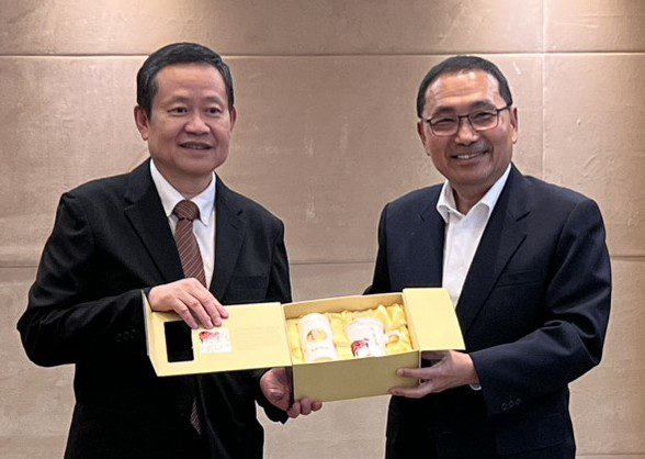 圖3 考試院副院長許舒翔左致贈紀念品予侯友宜市長右