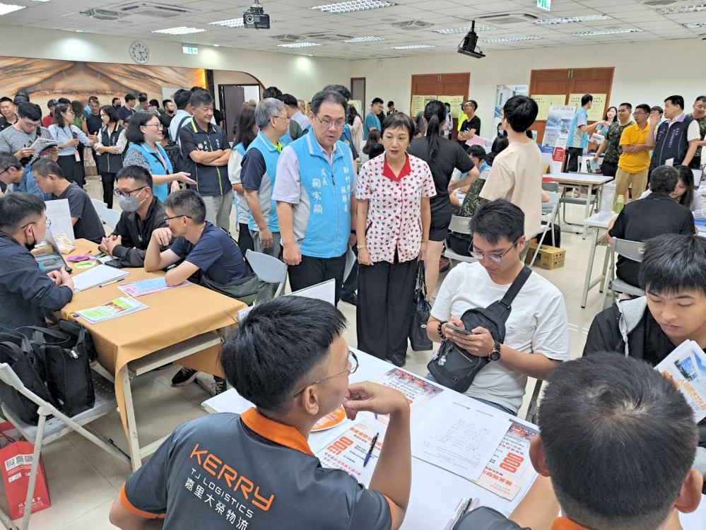 圖4現場徵才參加民眾踴躍把握機會參與徵才面試圖新竹榮服處提供 Fotor