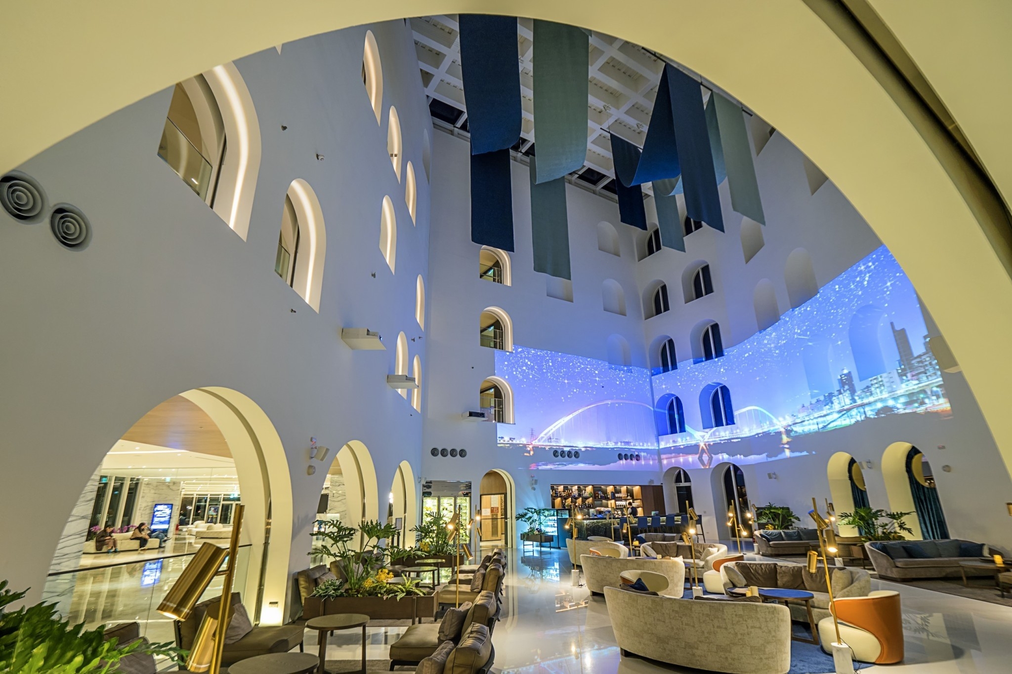 圖三三天兩夜專案加贈餐飲抵用金2000元並附上滬尾之星電影夜雙人套餐圖 將捷金鬱金香酒店提供